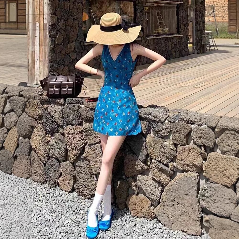 2026夏季新款甜辣碎花v领雪纺连衣裙女法式收腰显瘦A字背心短裙子