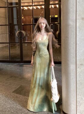 茶歇法式慵懒海边度假风绿色晕染吊带连衣裙子女夏季新款印花长裙