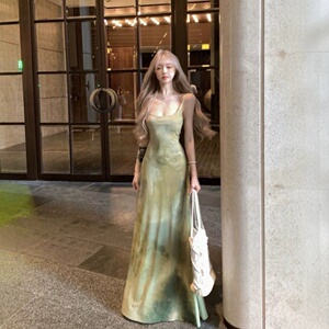 茶歇法式慵懒海边度假风绿色晕染吊带连衣裙子女夏季新款印花长裙
