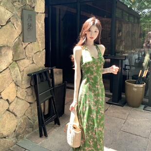 复古绿色碎花挂脖连衣裙女夏季 度假风裙子v领收腰气质a字长裙 法式