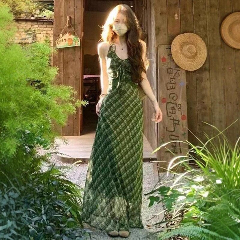 法式绿色格纹网纱V领挂脖连衣裙女夏季设计感收腰显瘦绝美长裙子