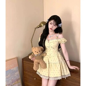 2026年法式温柔风短裙女夏季收腰显瘦蕾丝拼接甜美吊带连衣裙子