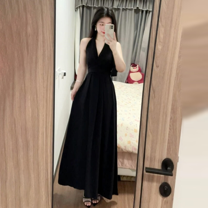 法式高级感黑色吊带挂脖连衣裙子女2025新款夏季v领露背气质长裙