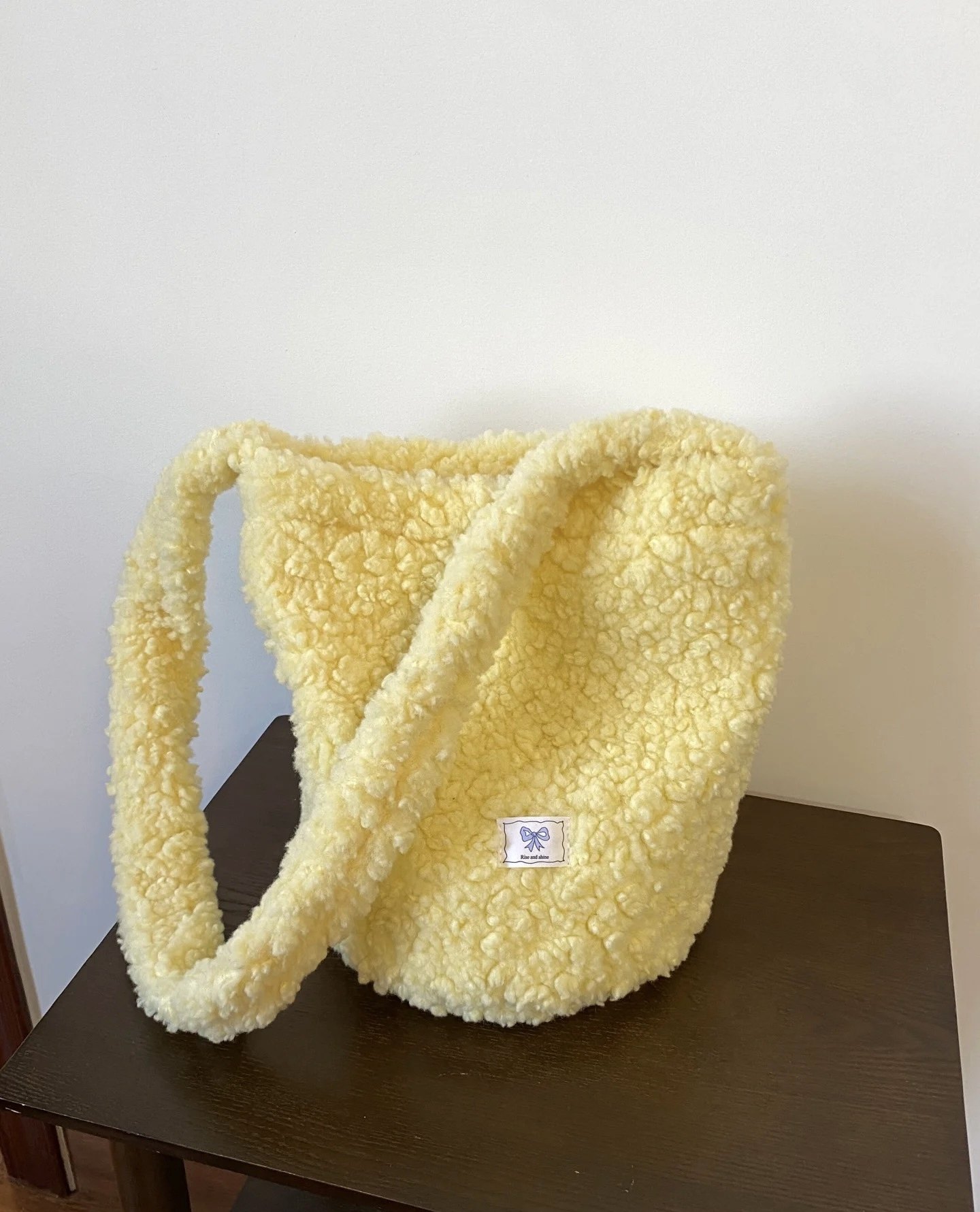 2025冬季新品ins风羊羔毛绒奶黄色可爱斜挎水桶包学生女上班通勤,箱包皮具/热销女包/男包,托特包,淘宝优惠券,粉丝福利购,淘宝优惠卷