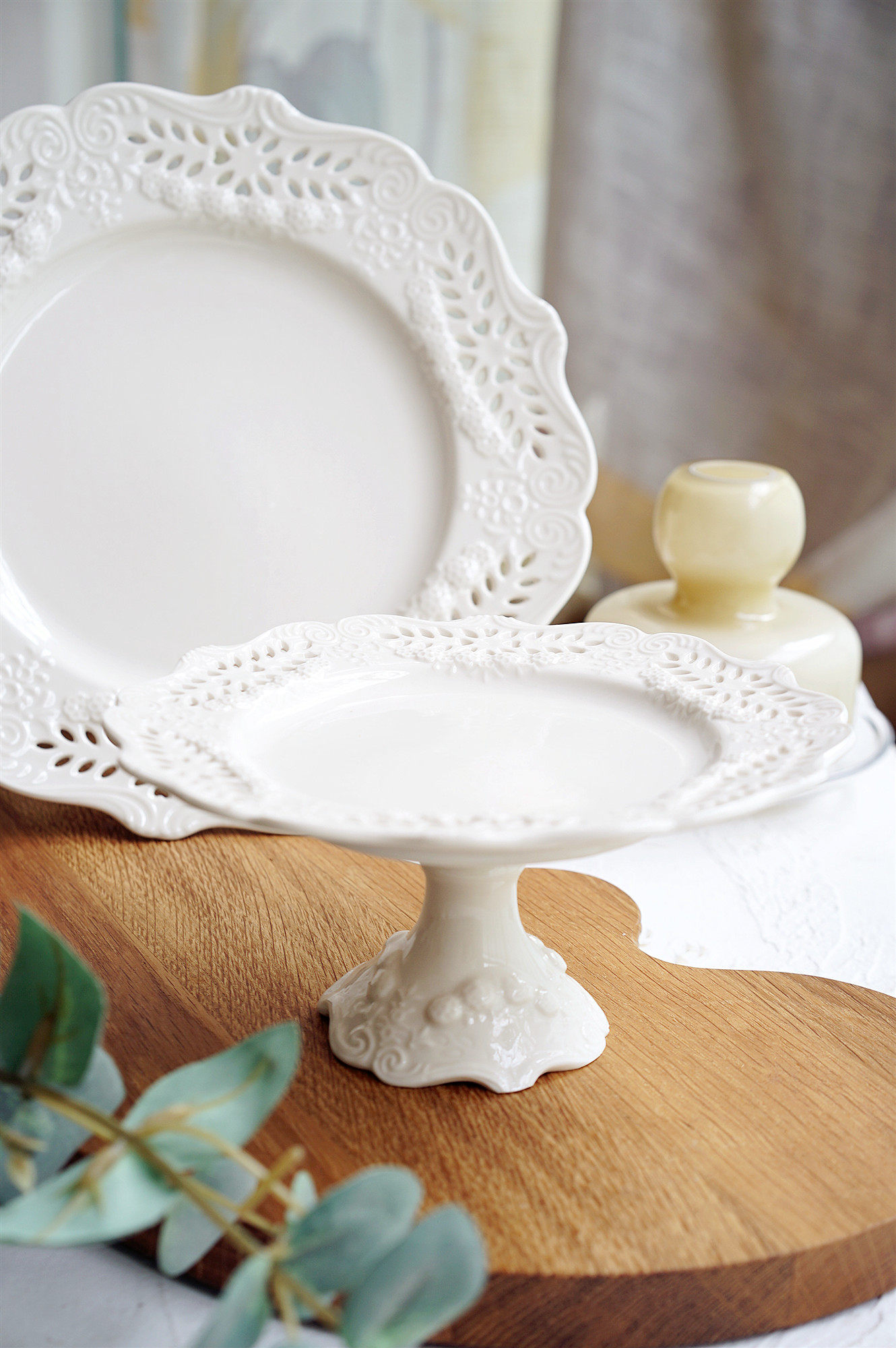 外贸白色浮雕镂空陶瓷蛋糕托盘 白色婚礼甜品点心高脚盘 欧式宫廷