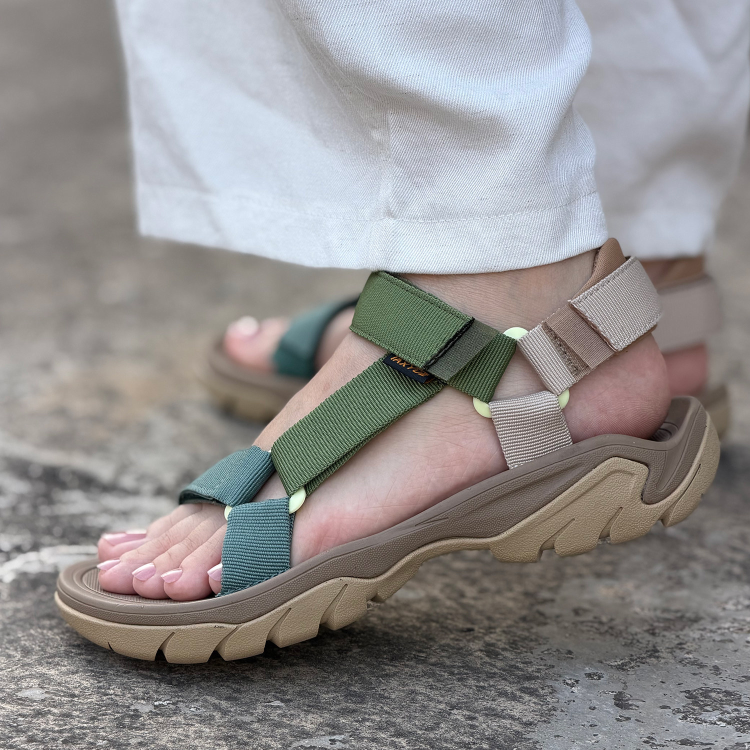 越南进口凉鞋女款2026新款可下水夏天运动软底厚底可调节雨天沙滩