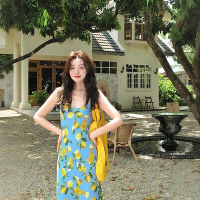 海边多巴胺度假风裙子蓝色柠檬印花吊带连衣裙女夏沙滩氛围感长裙