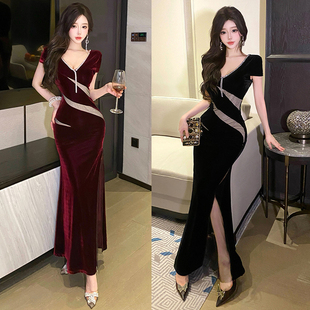 优雅气质V领丝绒拼接长裙女2026春夏高级感低胸开叉酒店工作制服