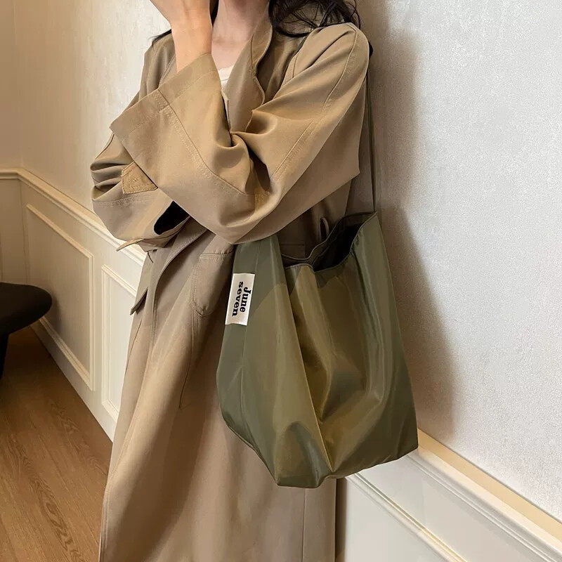 慵懒大包包女新款2025时尚简约单肩包上班通勤尼龙水桶包女大容量