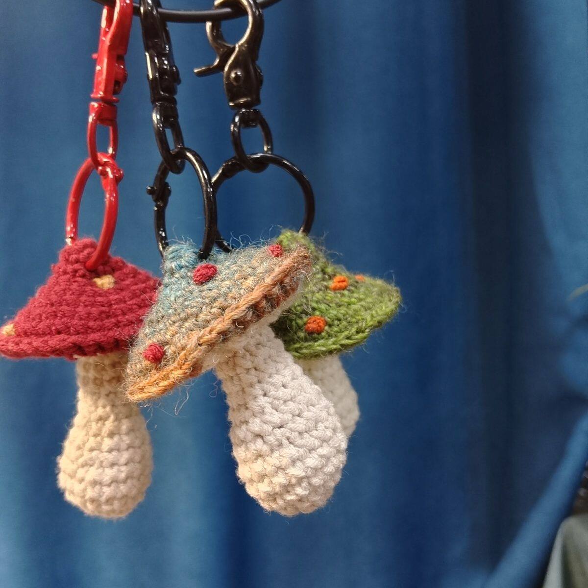 女士防丢钥匙扣毒蘑菇编织小挂件成品手工编织玩偶针织小玩偶包包