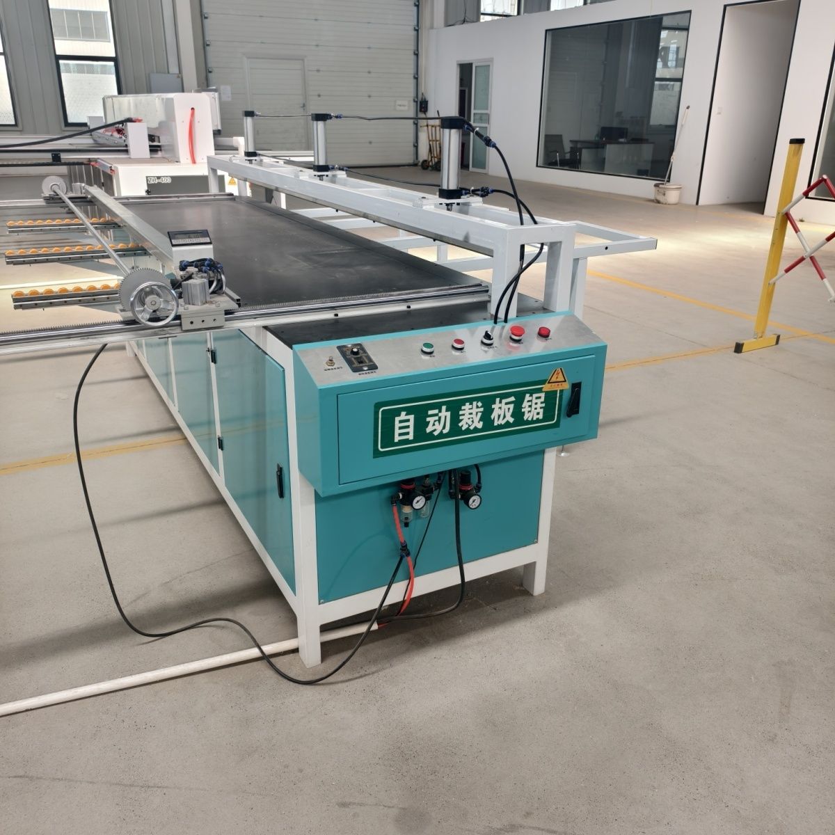 自动板锯往复精密锯切割机裁板锯全铝蜂窝整板推台PVC木板开料机