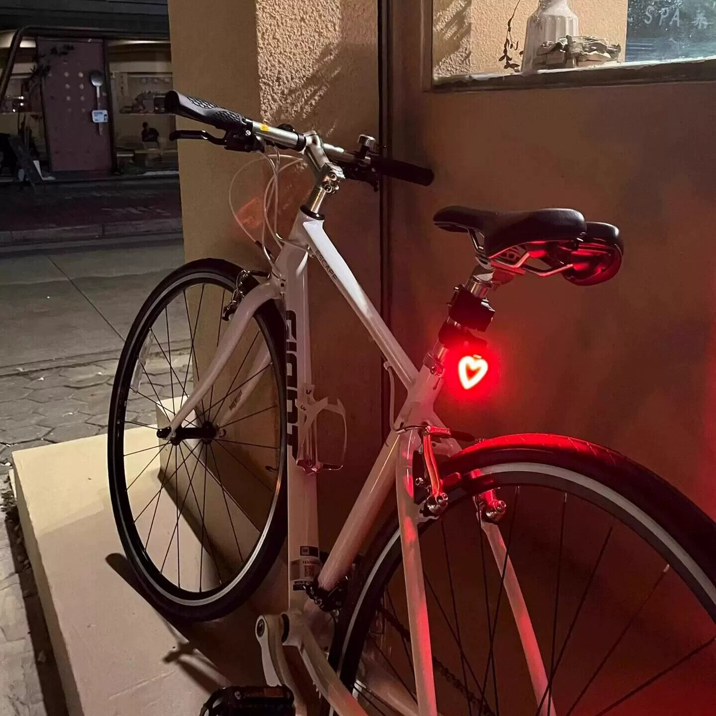 山地自行车夜行尾灯爱心骨头爆闪装饰信号灯公路车骑行装备警示灯