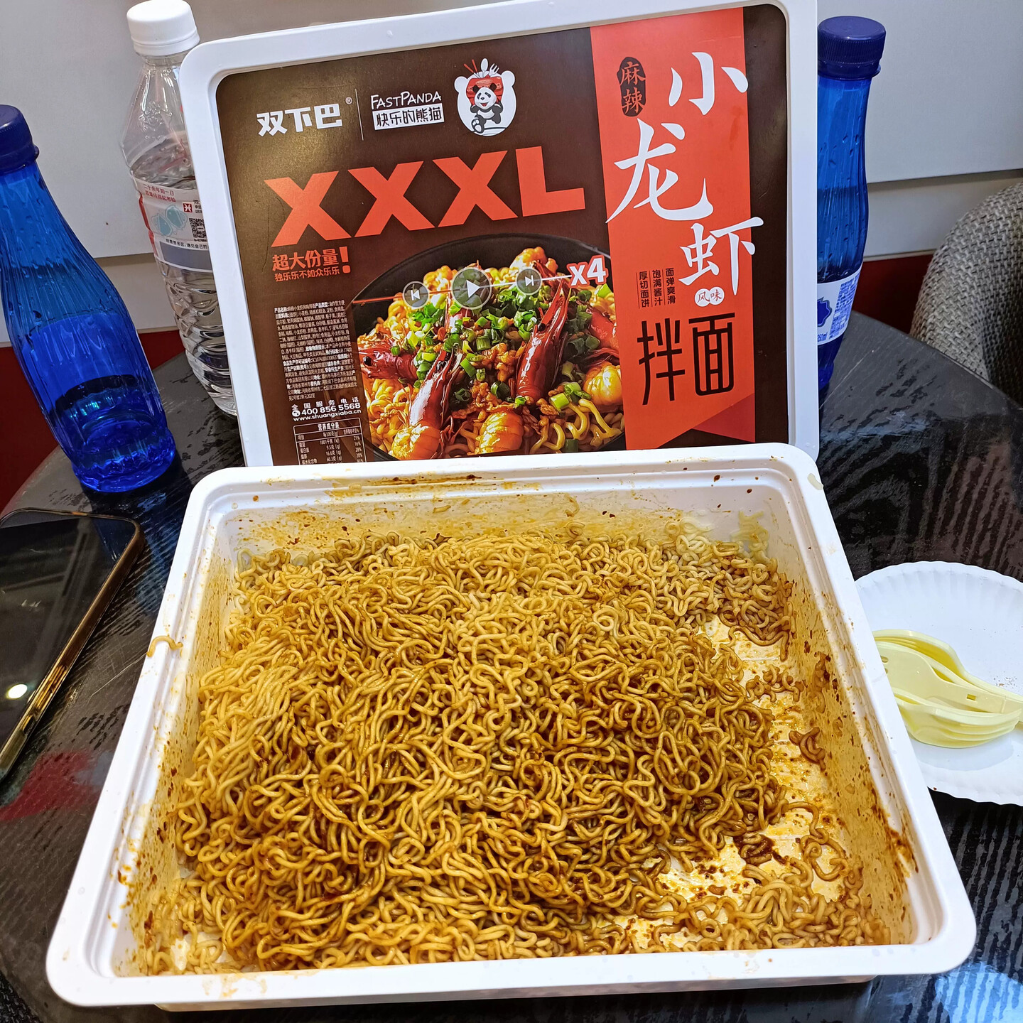 双下巴快乐的熊猫拌面四人份大容量素面牛肉面方便实惠工作餐饭团