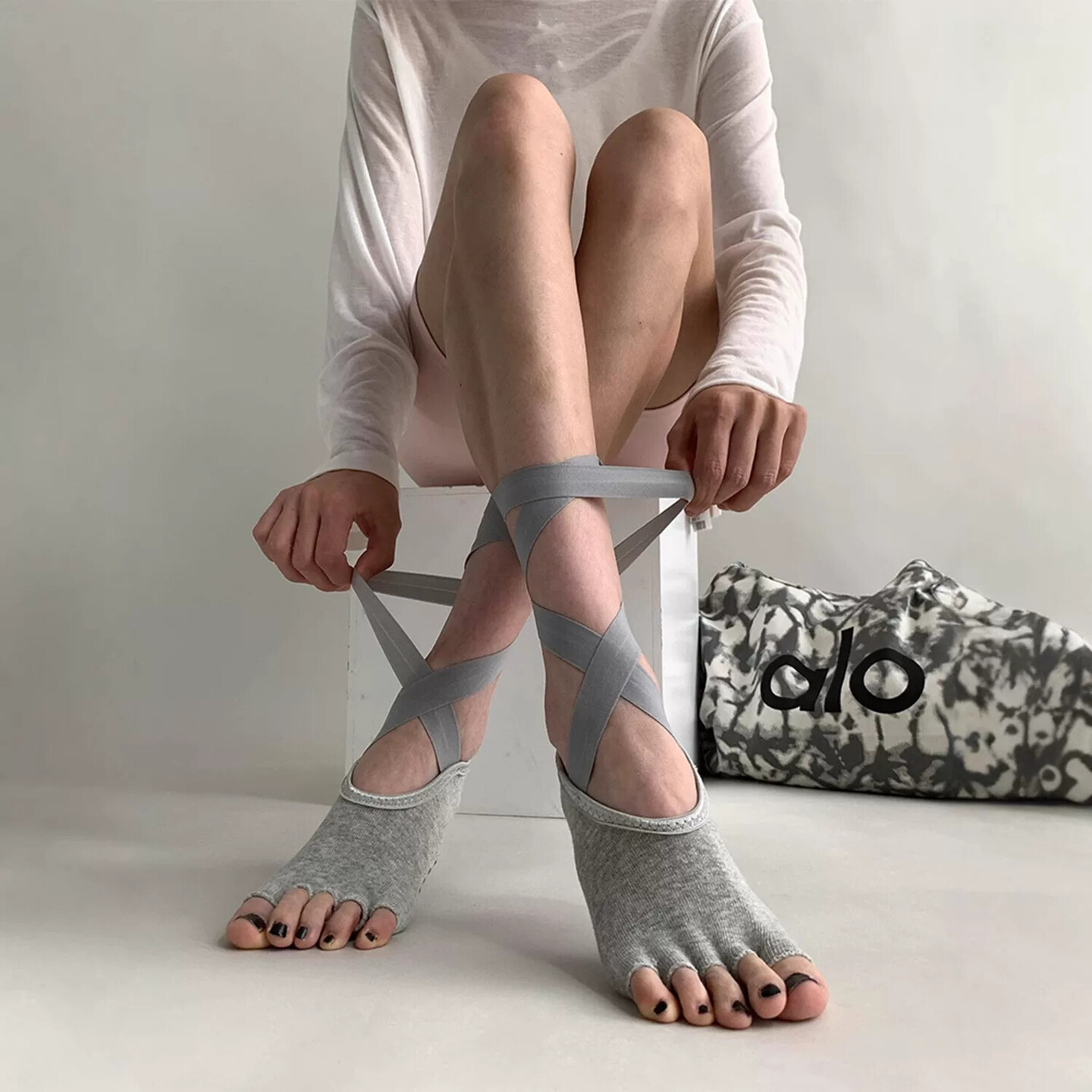 妈耶！绑带瑜伽袜也太miu了吧～超显腿细！防滑瑜伽普拉提五指袜~