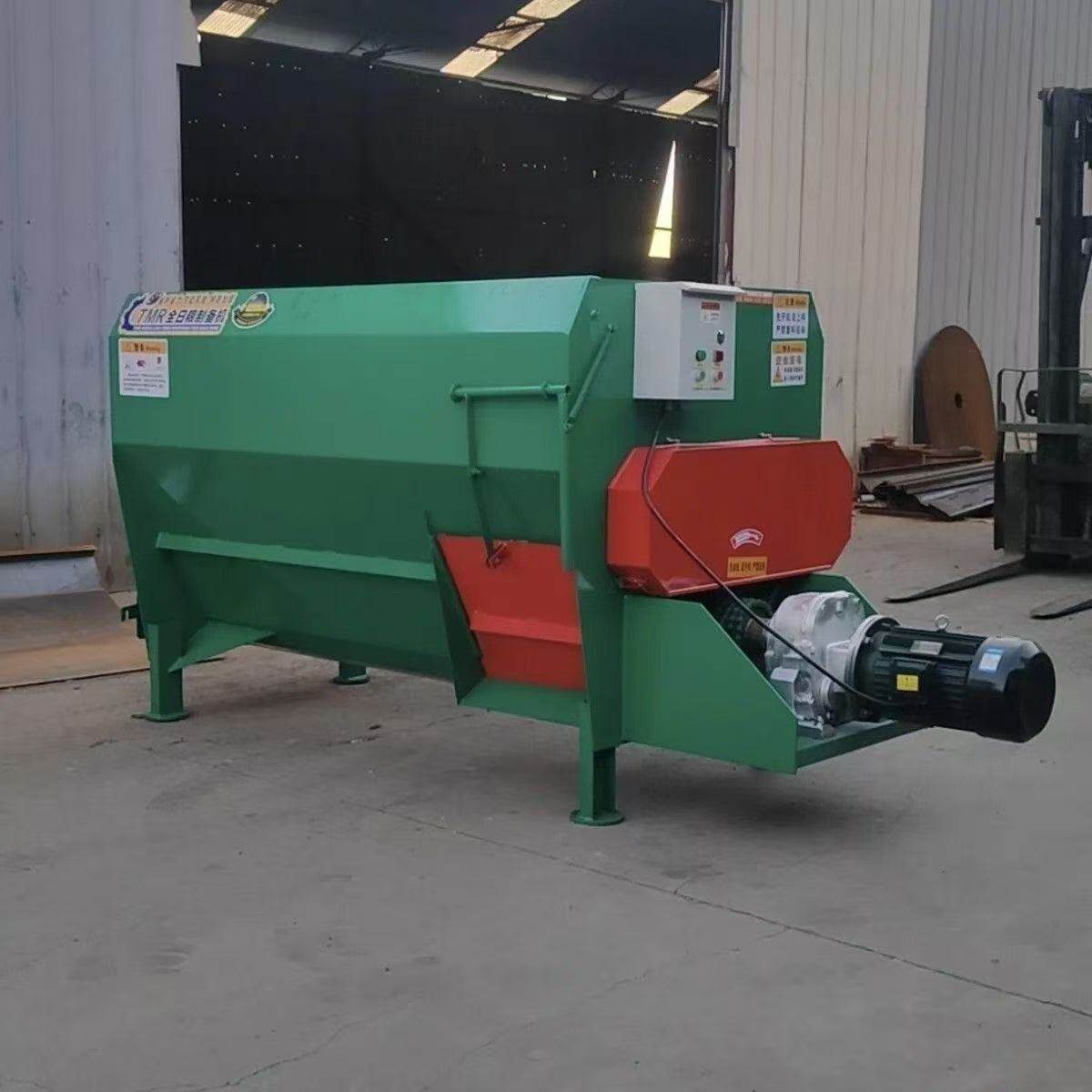 TMR牛羊草料搅拌机湿两用全日粉碎养殖场一体机饲料多功能厂家