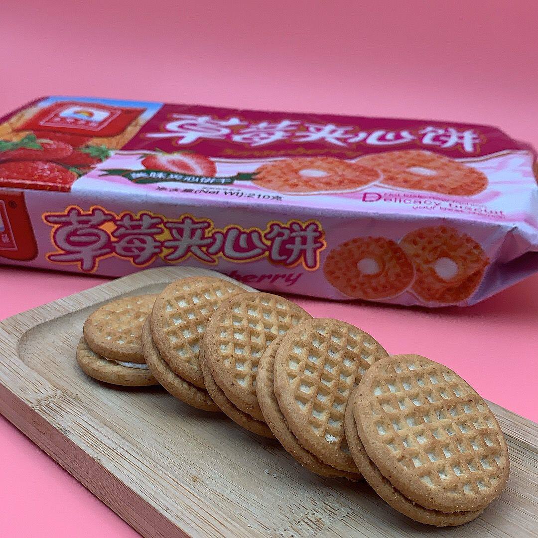 正宗草莓味夹心饼干清甜休闲食品代餐老式怀旧