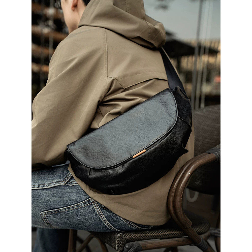 原创小众胸包真牛皮斜挎包男款真皮大容量运动背包通勤休闲包胸包