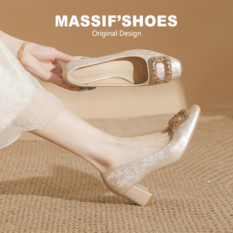 新中式国风粗跟旗袍鞋女不累脚伴娘婚鞋配裙子复古高跟鞋大码单鞋