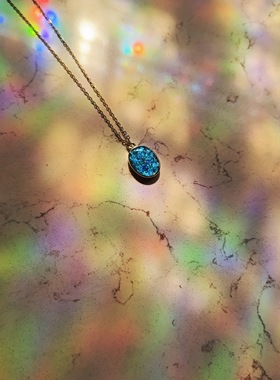 晶莹欧泊宝石镶嵌镀金星夜项链