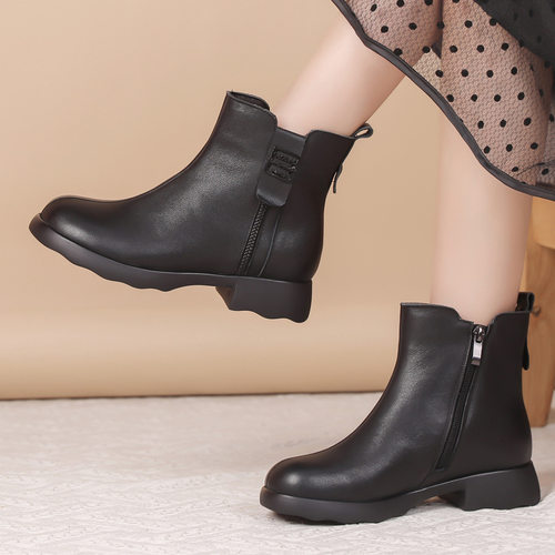 宽胖脚大码女鞋41到43秋冬季新款真皮靴子粗跟马丁靴短靴宽头女靴