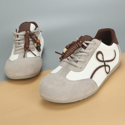 宽胖脚大码女鞋41到43秋季新款真皮德训鞋运动休闲单鞋时尚宽头42