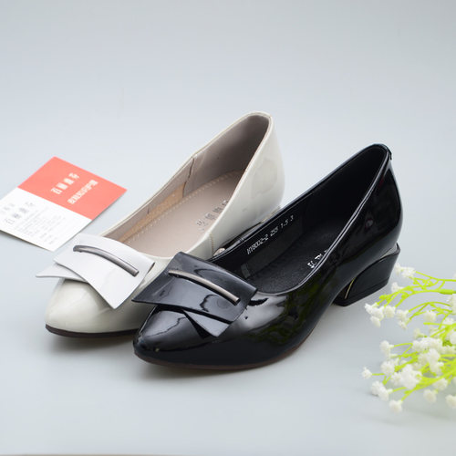 漆皮亮面中跟粗跟大码女鞋单鞋