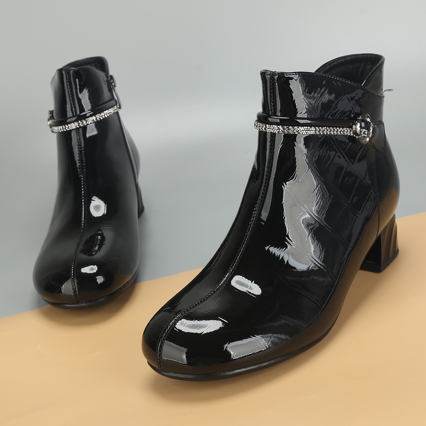 前掌加宽大码女鞋41到43秋冬季新款漆皮靴子粗跟马丁靴短靴女靴棉