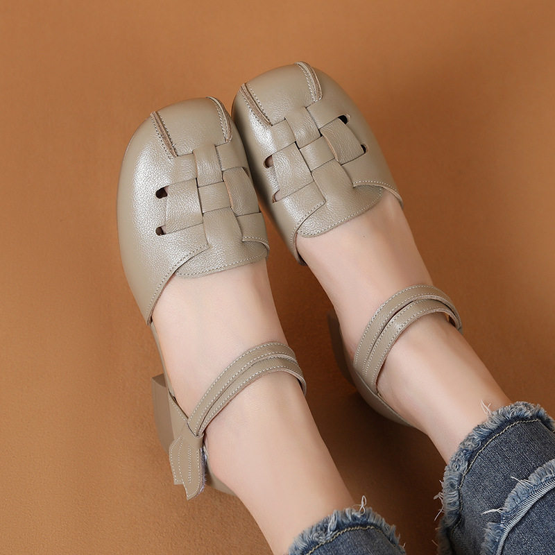 大码女鞋41到43胖脚宽肥2026新款夏款凉鞋低跟粗跟包头镂空真皮42