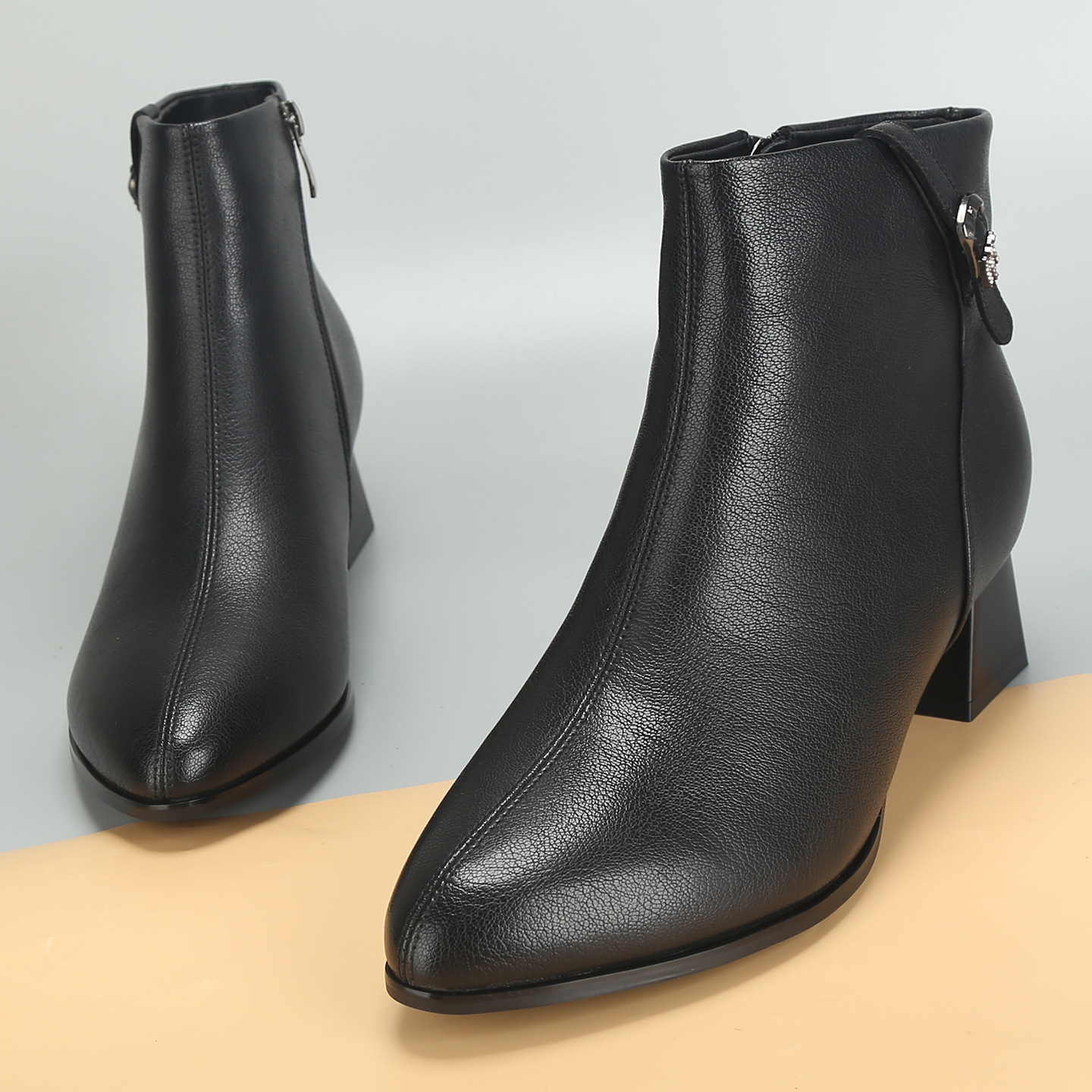 大码女鞋41到43秋冬季2025新款真皮靴子粗跟中跟短靴尖头女靴加绒