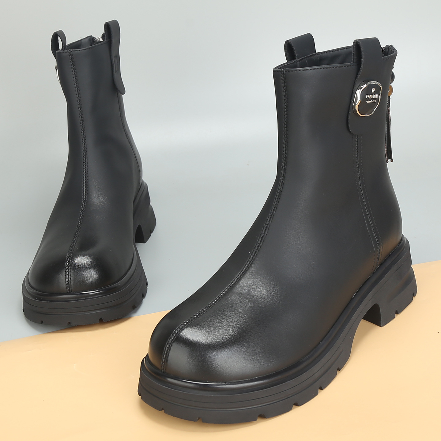 前掌加宽大码女鞋41到43秋冬新款真皮靴子平底短靴女靴马丁靴加绒