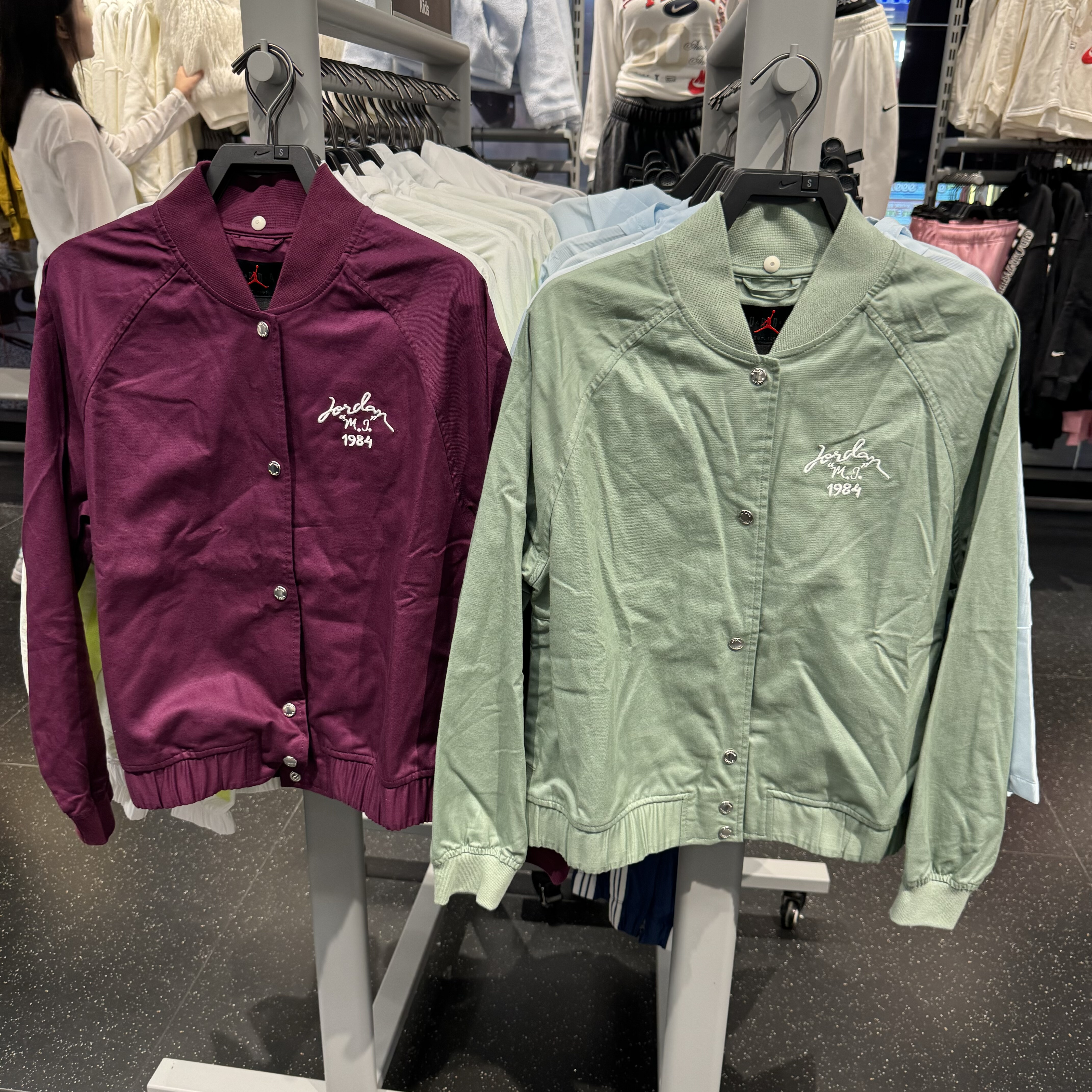 犇犇运动Nike/Jordan女宽松刺绣休闲夹克外套FN5787-010-304-610