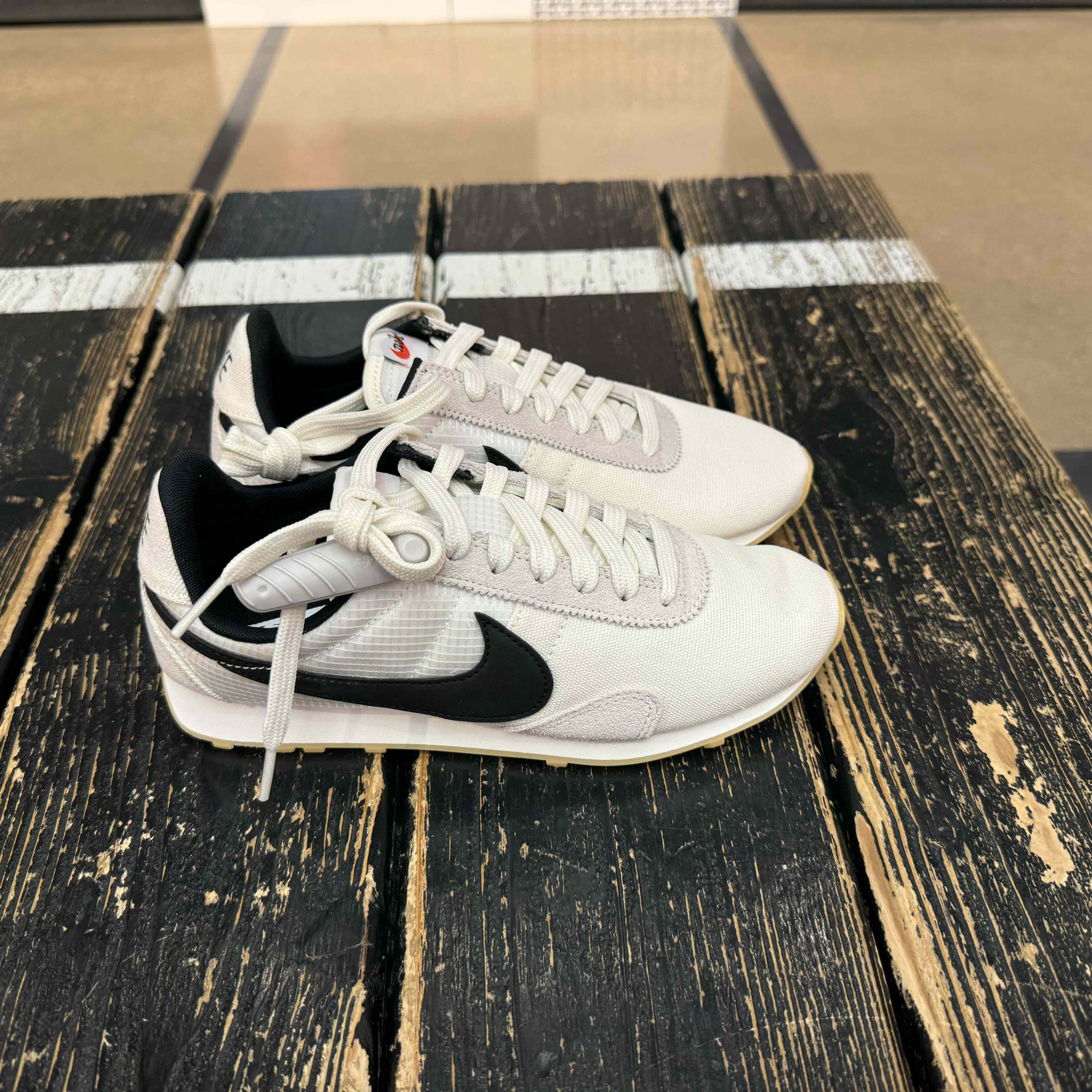 犇犇运动Nike/ 女子舒适轻便复古休闲阿甘跑步鞋828436-101