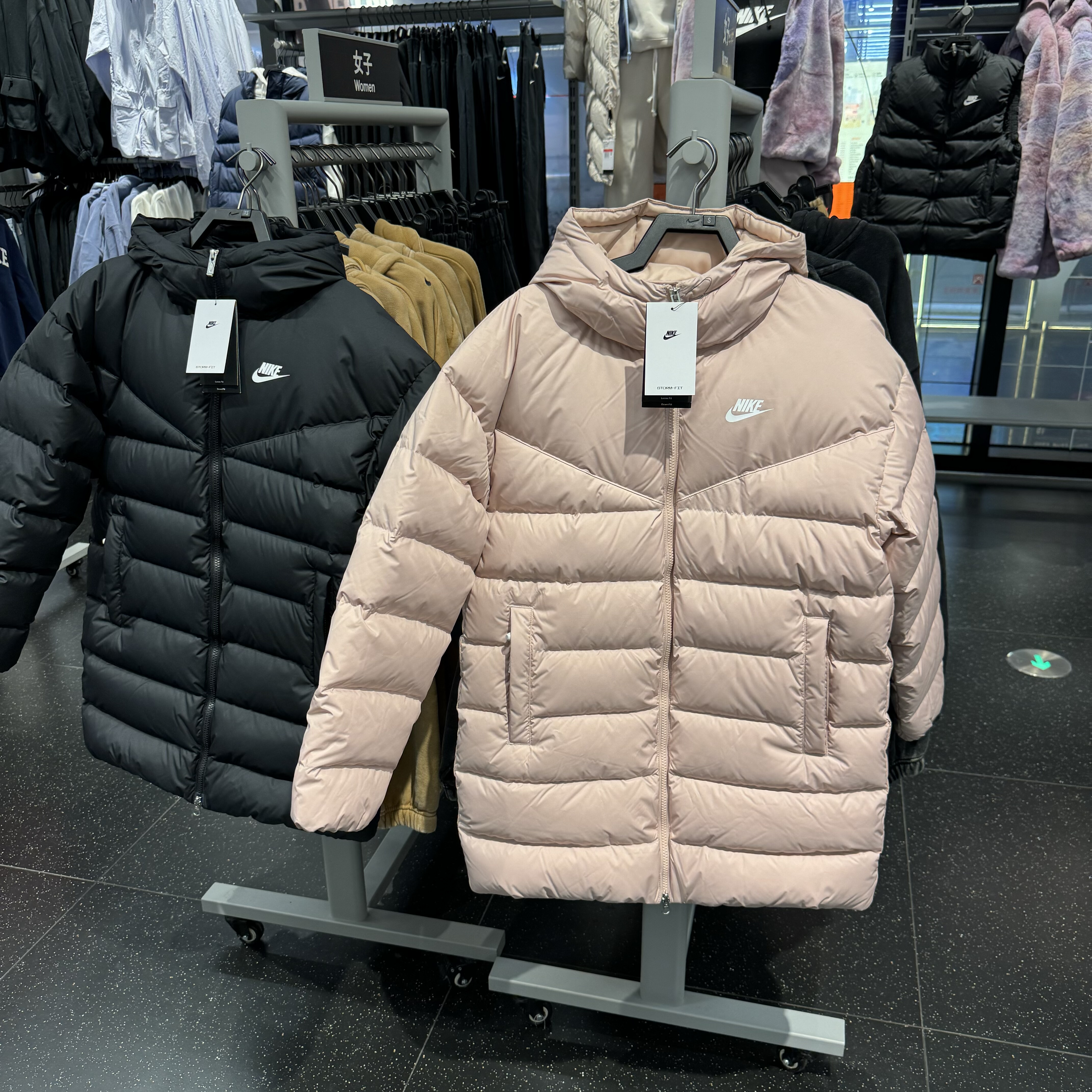 犇犇运动Nike/女子休闲中长款拉链连帽羽绒服夹克外套DQ6874-010