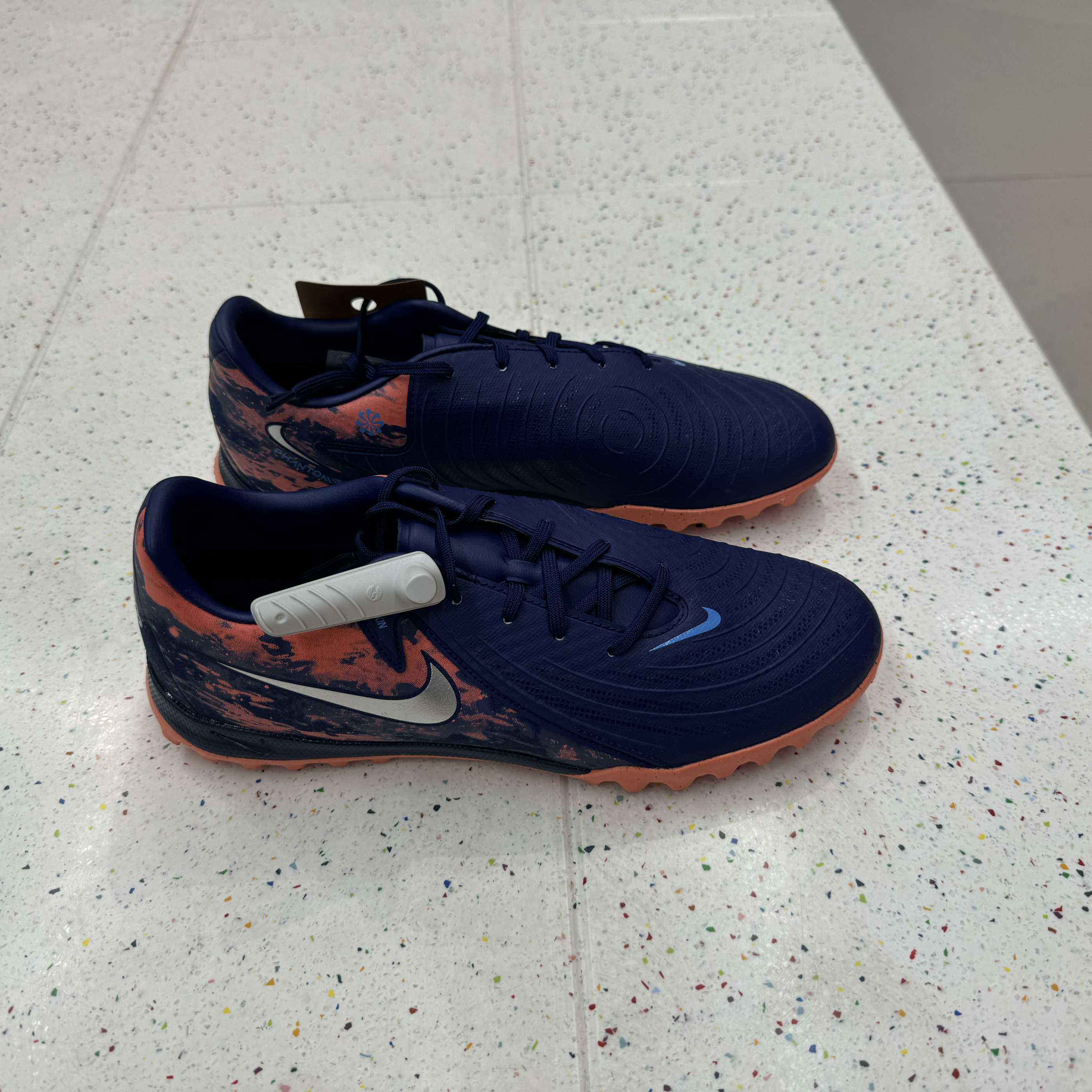 犇犇运动Nike/暗煞PHANTOM GX 2中端TF碎钉男子足球鞋HV4069-400
