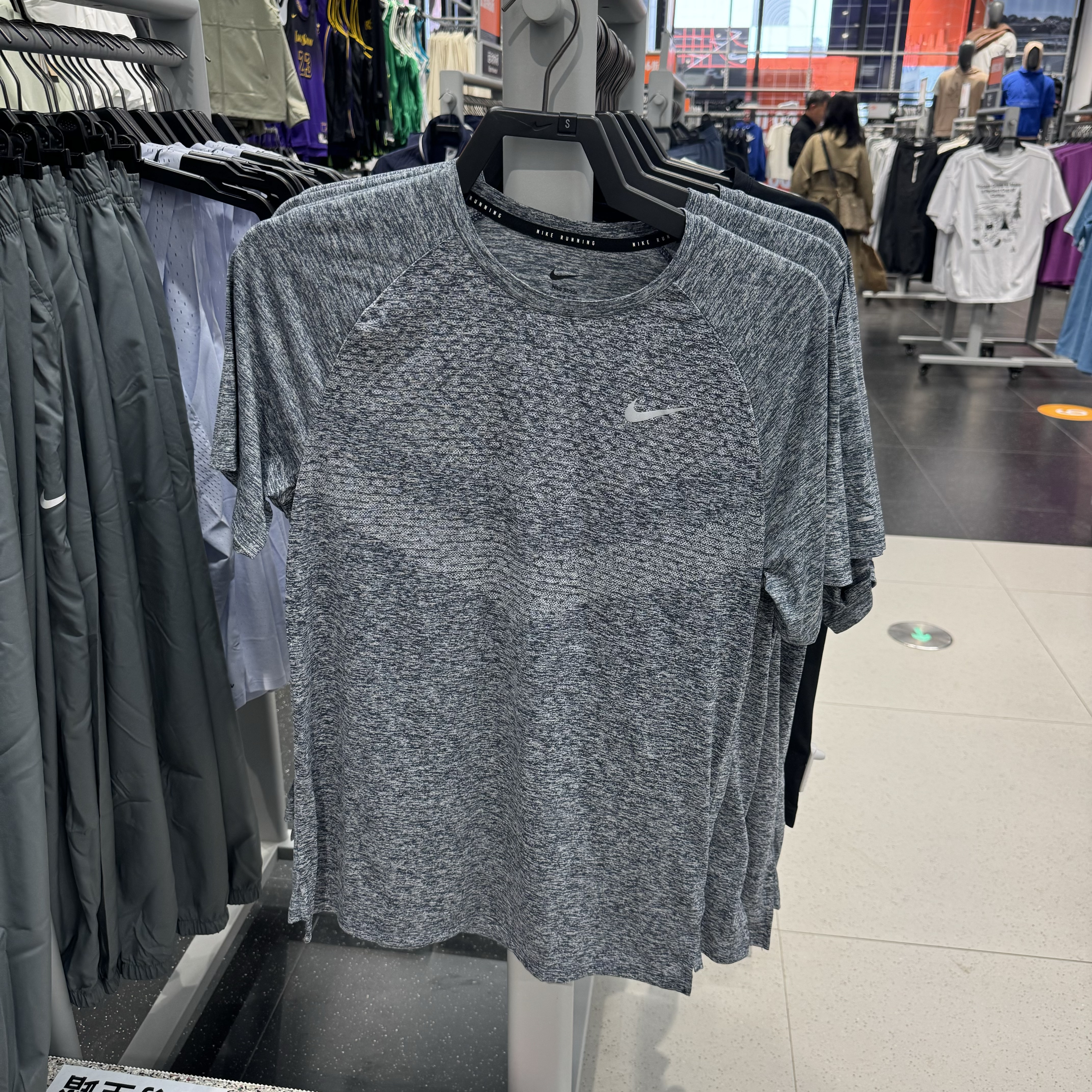 犇犇运动Nike/Dri-Fit ADV 男子速干透气跑步短袖T恤HV5204-437