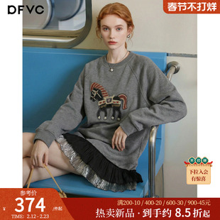 dfvc灰色休闲圆领卫衣裙女2026年春季新款小马刺绣宽松春装连衣裙