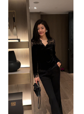 N.COU妮蔻25冬新款镂空蕾丝刺绣拼接修身显瘦黑色丝绒v领上衣