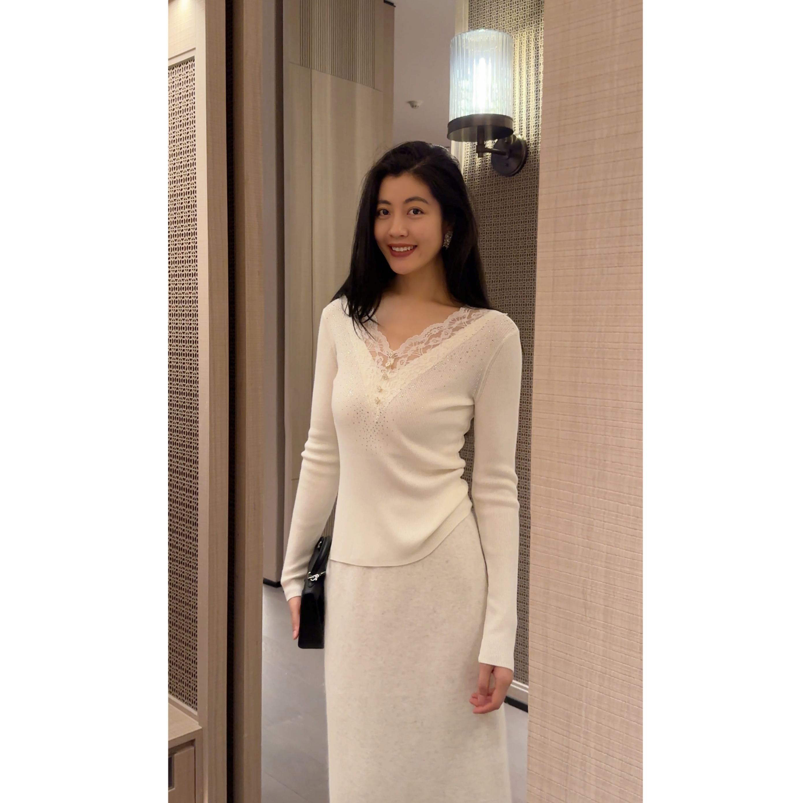 N.COU妮蔻25冬新款时尚百搭修身显瘦V领烫钻蕾丝拼接针织衫打底