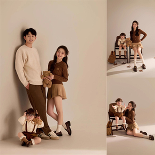 一家三口亲子摄影衣服咖色系纪实风套装影楼拍照全家福美拉德服装