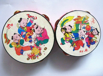 幼儿园老师用塑料打击乐器