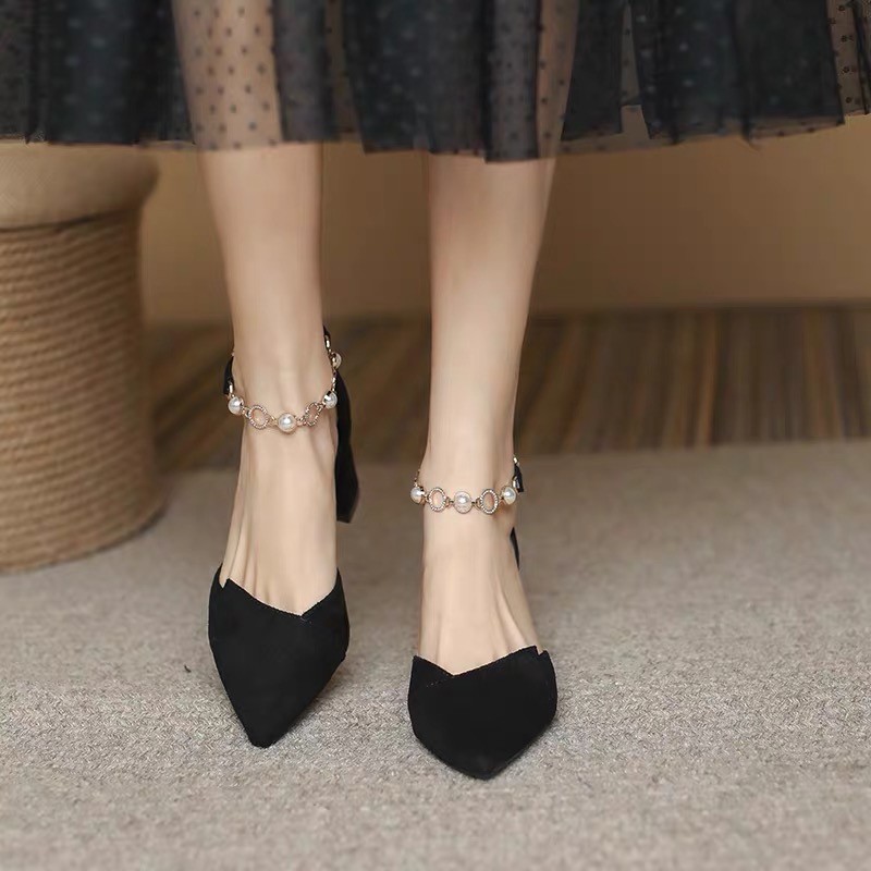 粗跟法式包头凉鞋女2025新款夏季一字带黑色高跟鞋女中跟珍珠单鞋