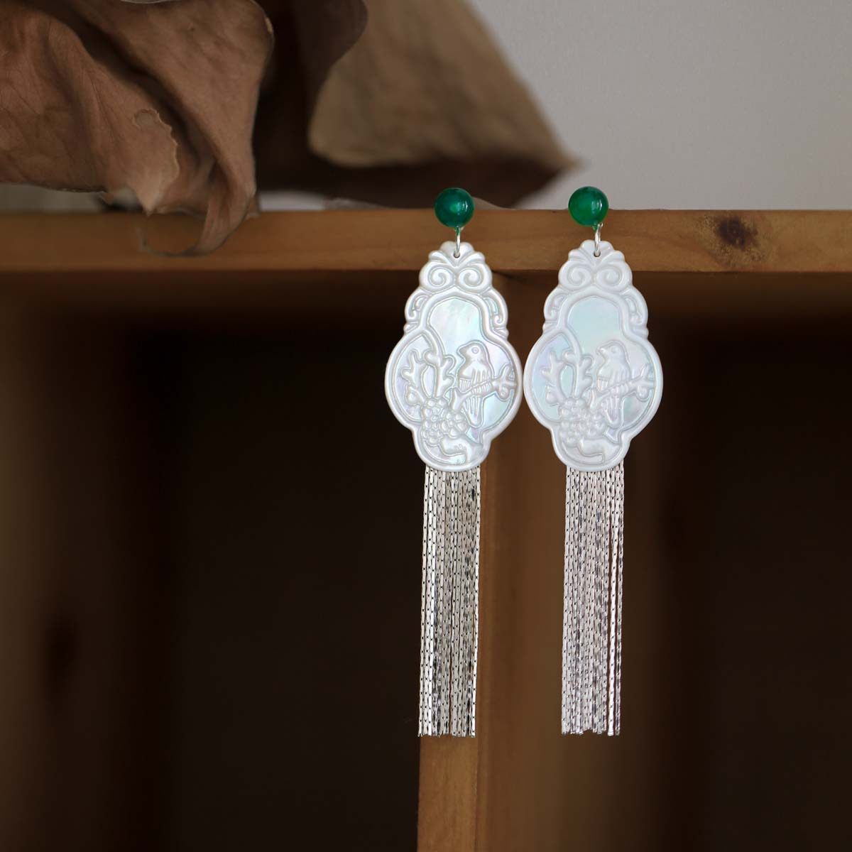 《翡翠冷》中式复古贝雕长流苏绿玉耳钉 无耳洞耳夹