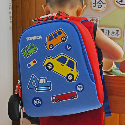 多美卡小学生超轻双肩书包