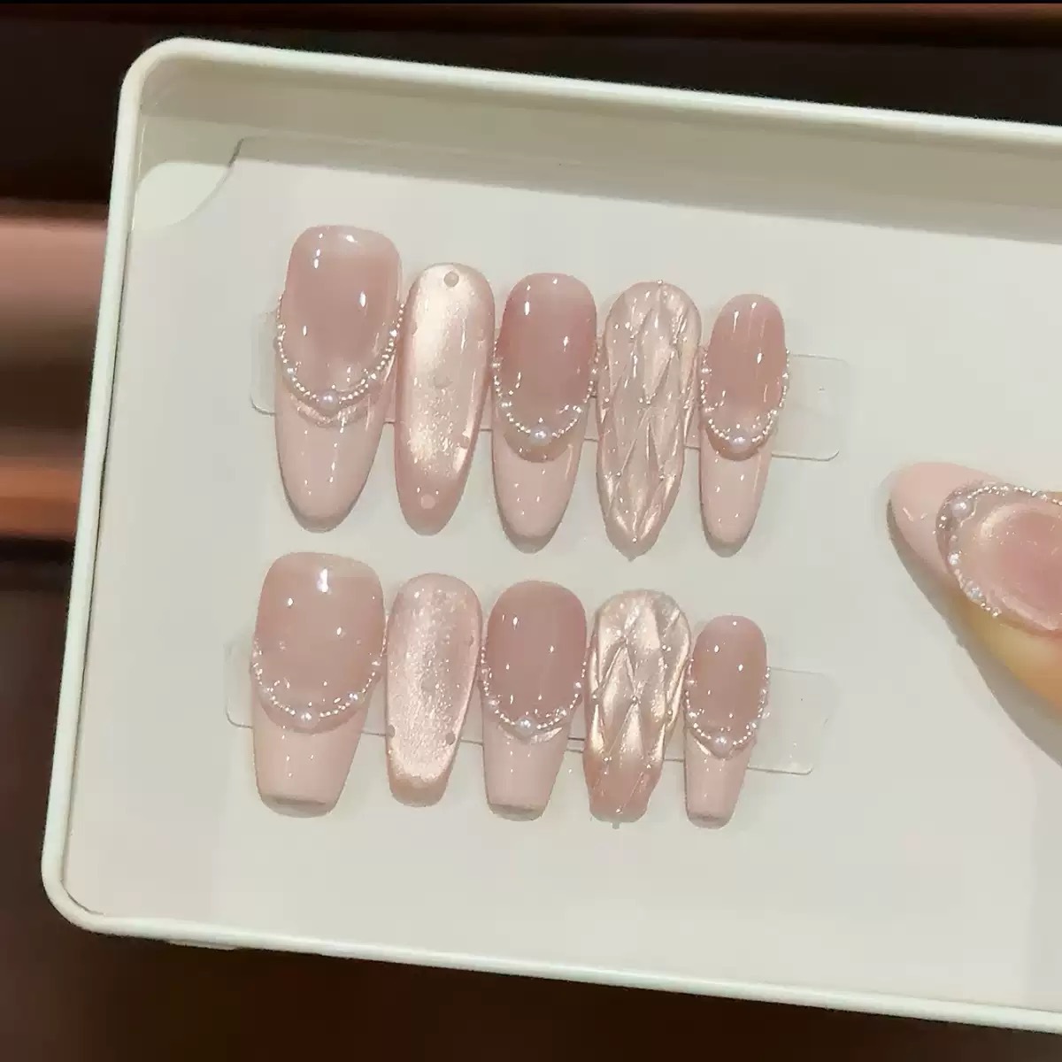 法式菱格珍珠猫眼手工美甲