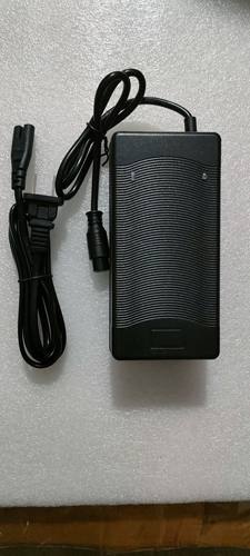 四芯航空头12.6V+16.8V启动电源一体充电器