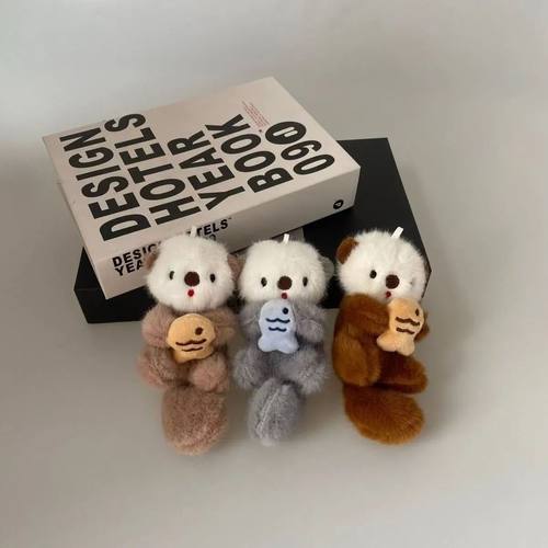 可爱抱鱼海獭毛绒钥匙扣