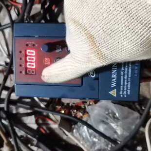 议价0.4kw220vEDS800变频器，功能包好外壳完好漂