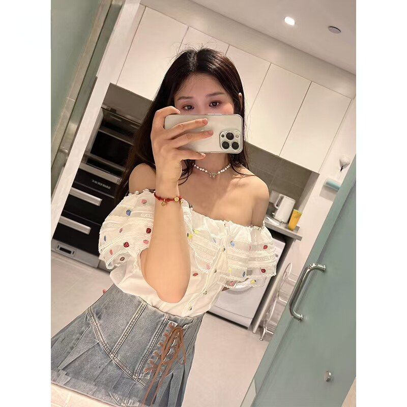 白色衬衫女短袖夏季新款甜美风草莓刺绣露肩珍珠吊带一字肩荷叶边
