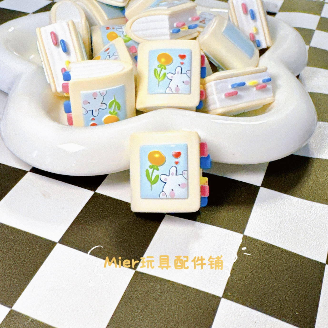 PVC设计款小兔子郁金香书本小熊场景娃屋奶油胶公仔DIY串珠笔刀