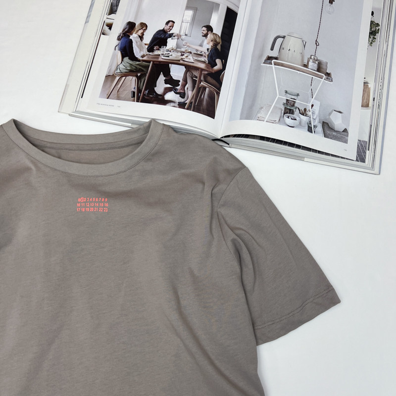 独家 奶茶咖灰色合身电光橙数字logo印花t恤
